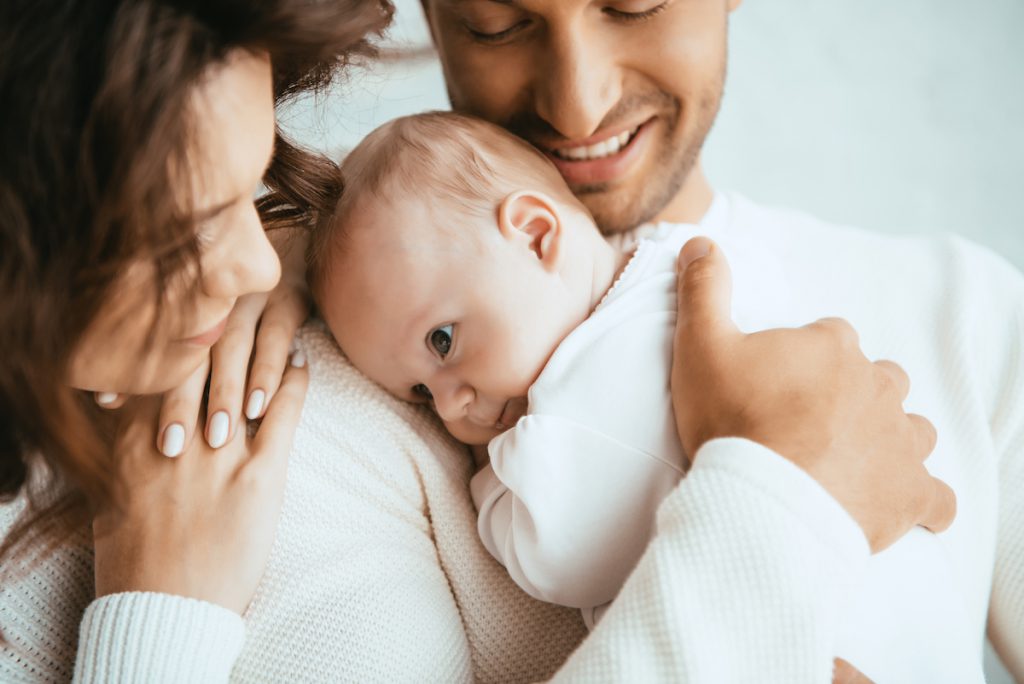 Los padres casados tienen derecho a que el nombre de ambos figure en el Certificado.