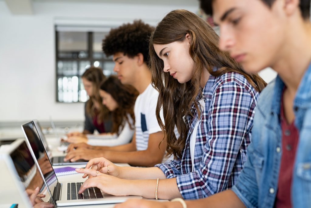 Los préstamos estudiantiles federales son los más convenientes económicamente hablando.