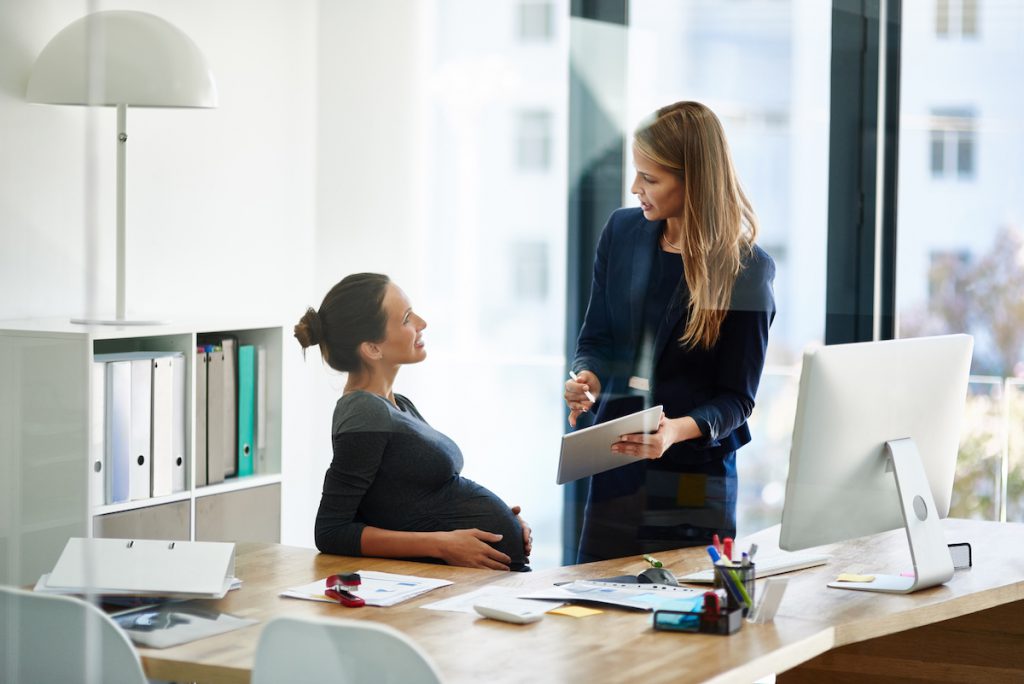 Se le llama discriminación y ocurre cuando un empleador trata a una empleada o postulante a un empleo de manera desfavorable.