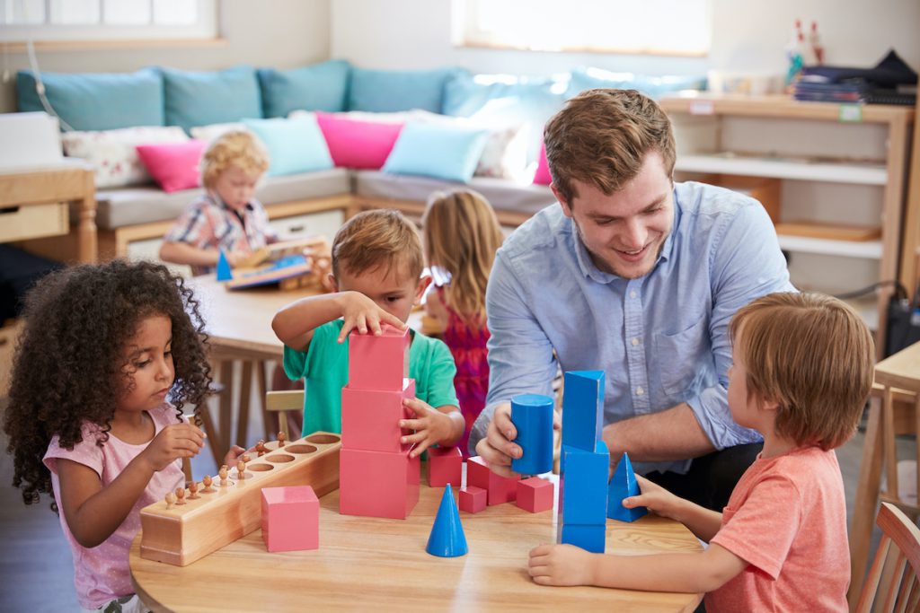 El entrenamiento comprende principios de desarrollo infantil, la metodología y el uso de materiales de la filosofía.