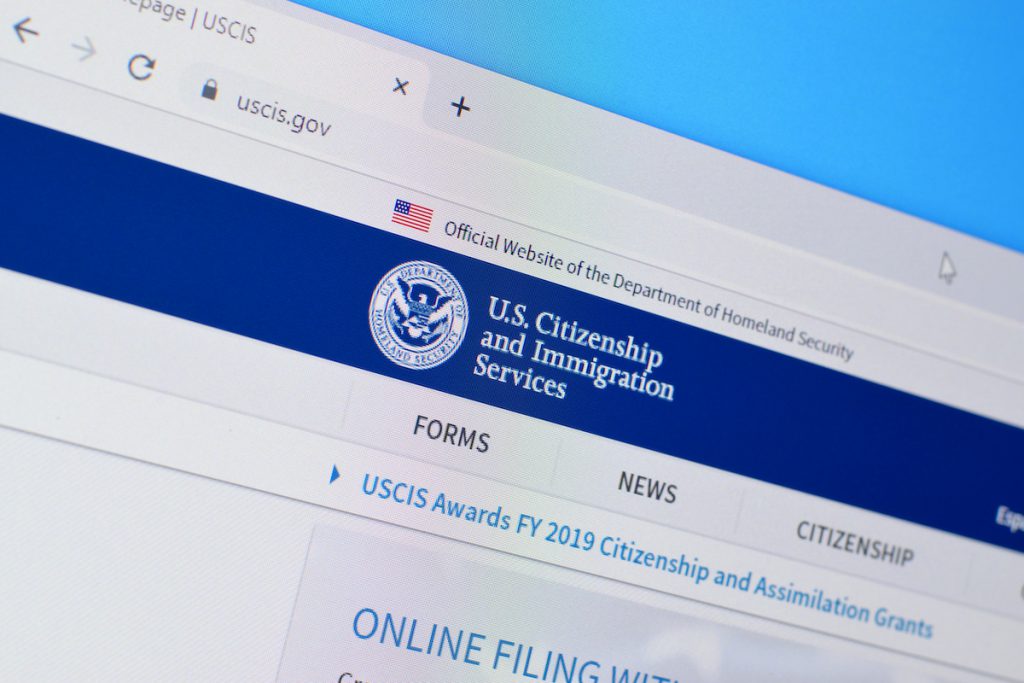 Todas las consultas las puedes resolver en la página de Inmigración de USCIS.