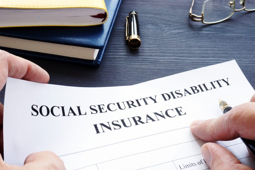 Para poder solicitar el SSDI debes haber trabajado y cotizado en el Seguro Social.