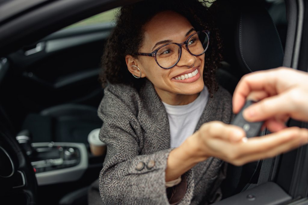 Para hacer el traspaso obtendrás nuevas placas y las anteriores deberás entregarlas al ex dueño quien a su vez es responsable de hacerlas llegar al DMV para que disponga de ellas.