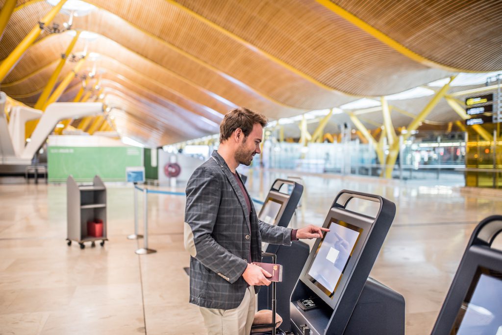 Los kioskos para Global Entry harán el reconocimiento facial y de huellas dactilares de manera electrónica.