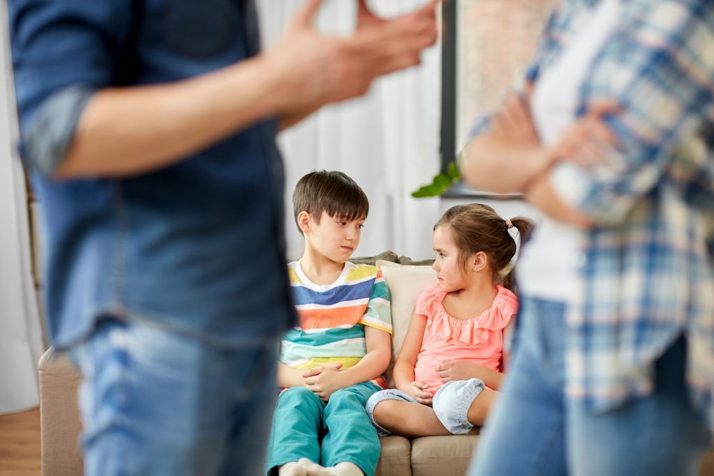 Las leyes obligan a los padres a velar y mantener a sus hijos económicamente hasta la mayoría de edad.