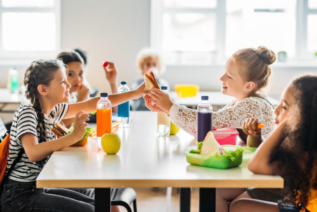 Algunos niños y jóvenes tienen la ventaja de llevar su comida para pasar el día de estudio pero otros no, por lo cual existe esta ayuda.