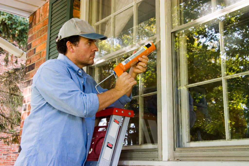 El plomo de la pintura en las casas antiguas puede estar en las capas más profundas, por eso personas capacitadas deben removerlo con equipo y protección especializada.