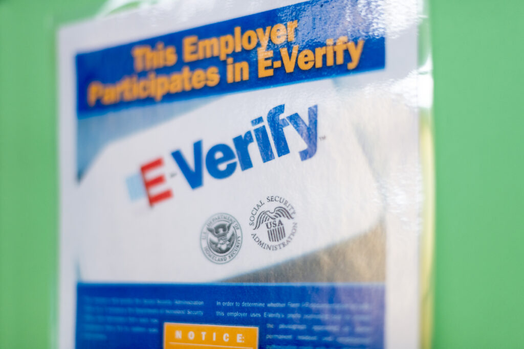 E-Verify, una herramienta legal pero no obligatoria.